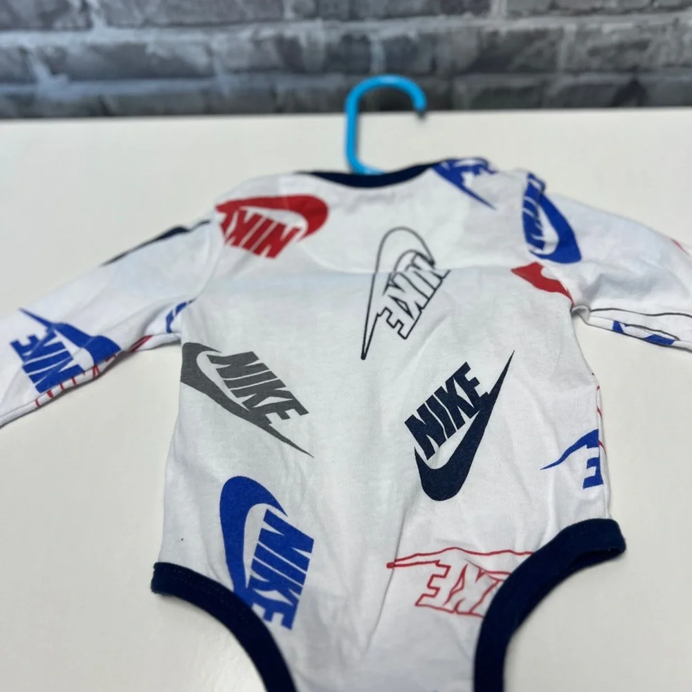 Nike‎ onesie